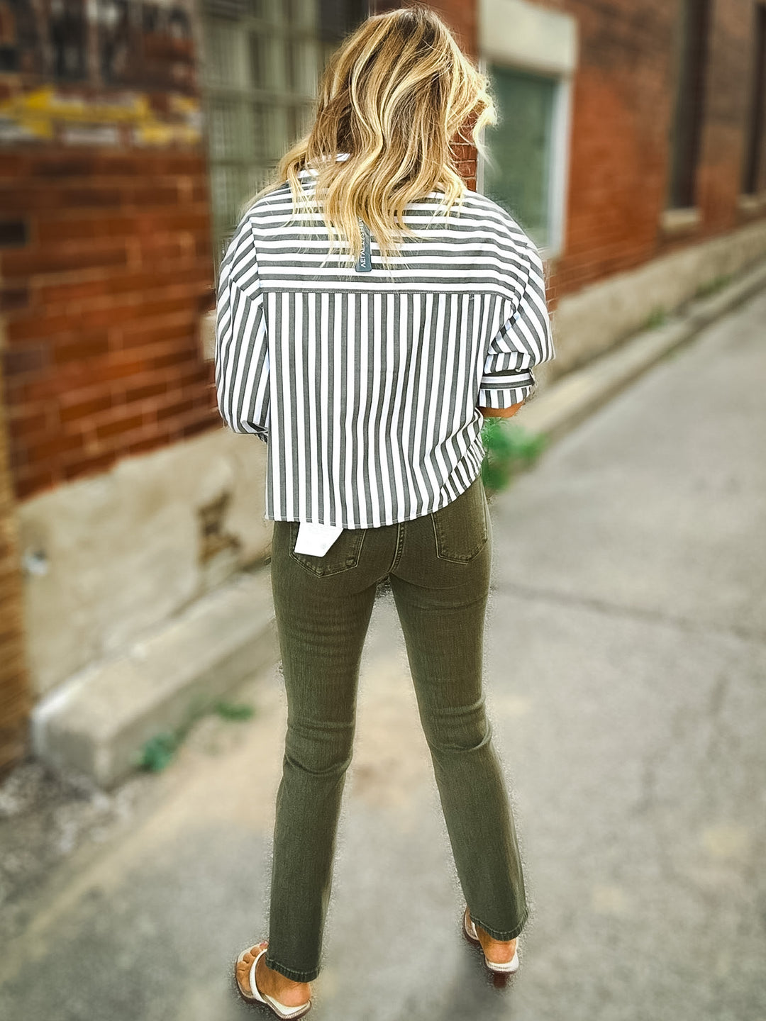 DL1961 Mara Mid Rise Straight